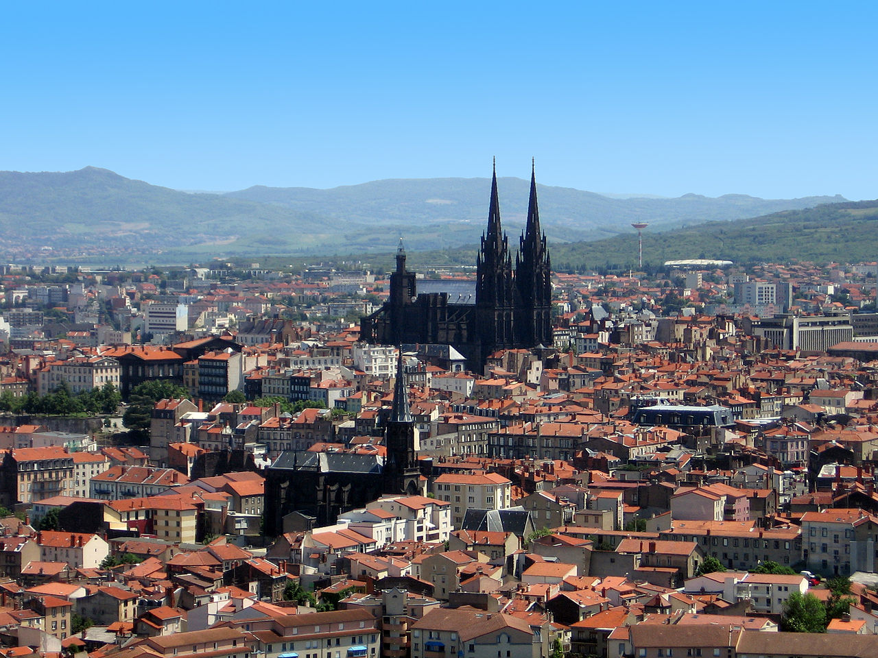 Vue de Clermont-Ferrand, centrée sur la cathédrale