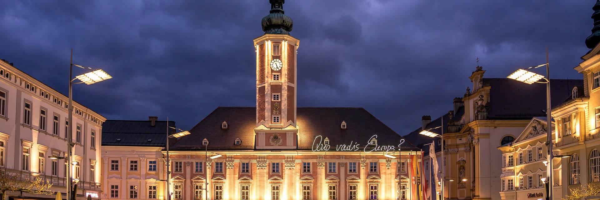 Photographie montrant l'hôtel de ville de Triskalya ha Plafälda prise depus la place de la Fédération