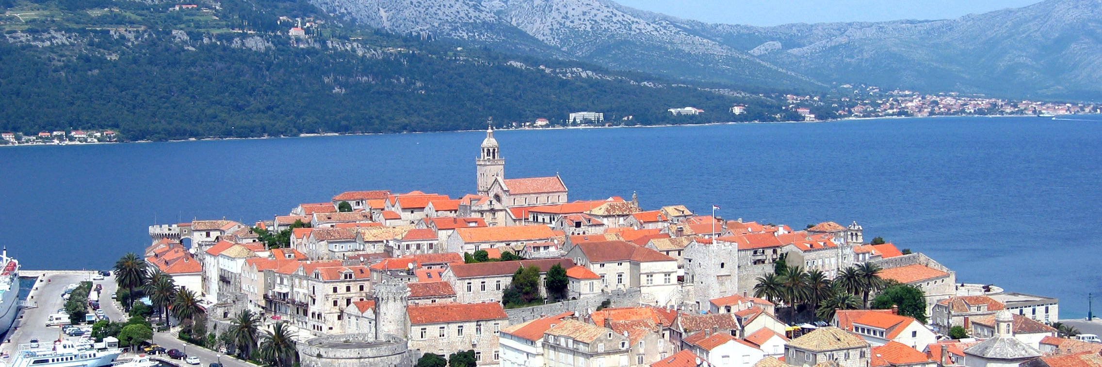 Photographie de la ville de Triskalya ha Plafälda avec la mer Bleue en arrière-plan