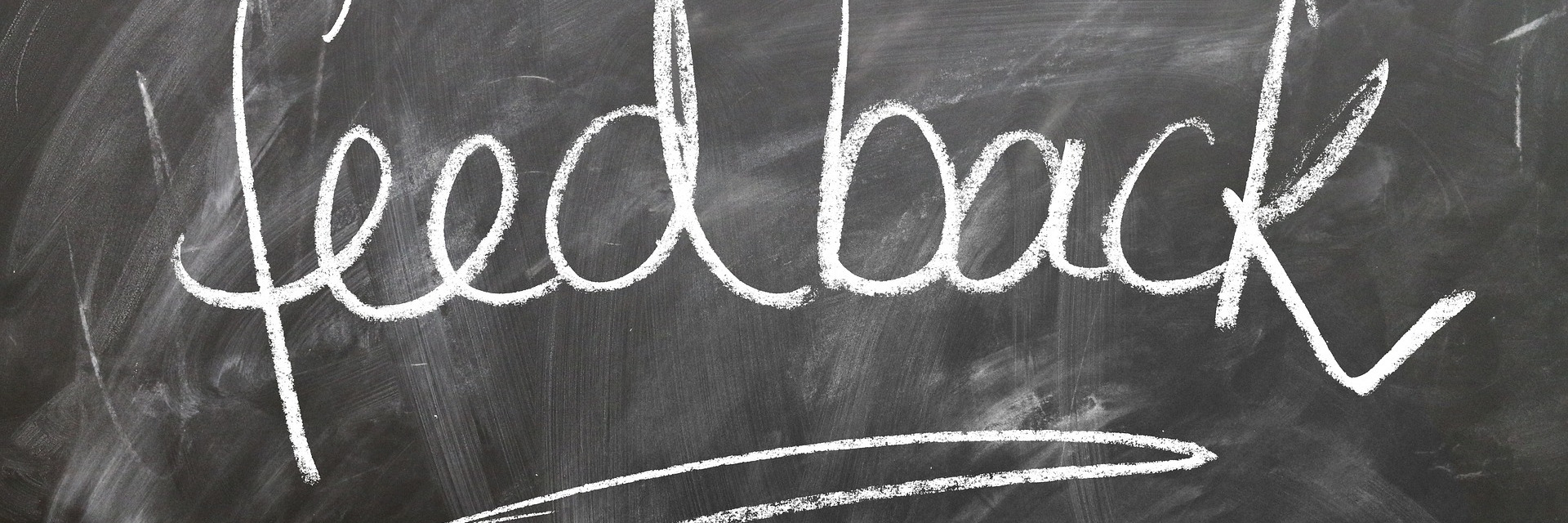 Le mot feedback (retour en anglais) écrit sur un tableau à craie